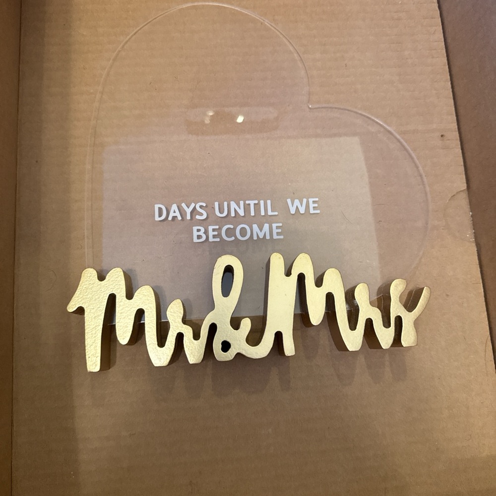 Gold 'Mr & Mrs' Countdown Sign